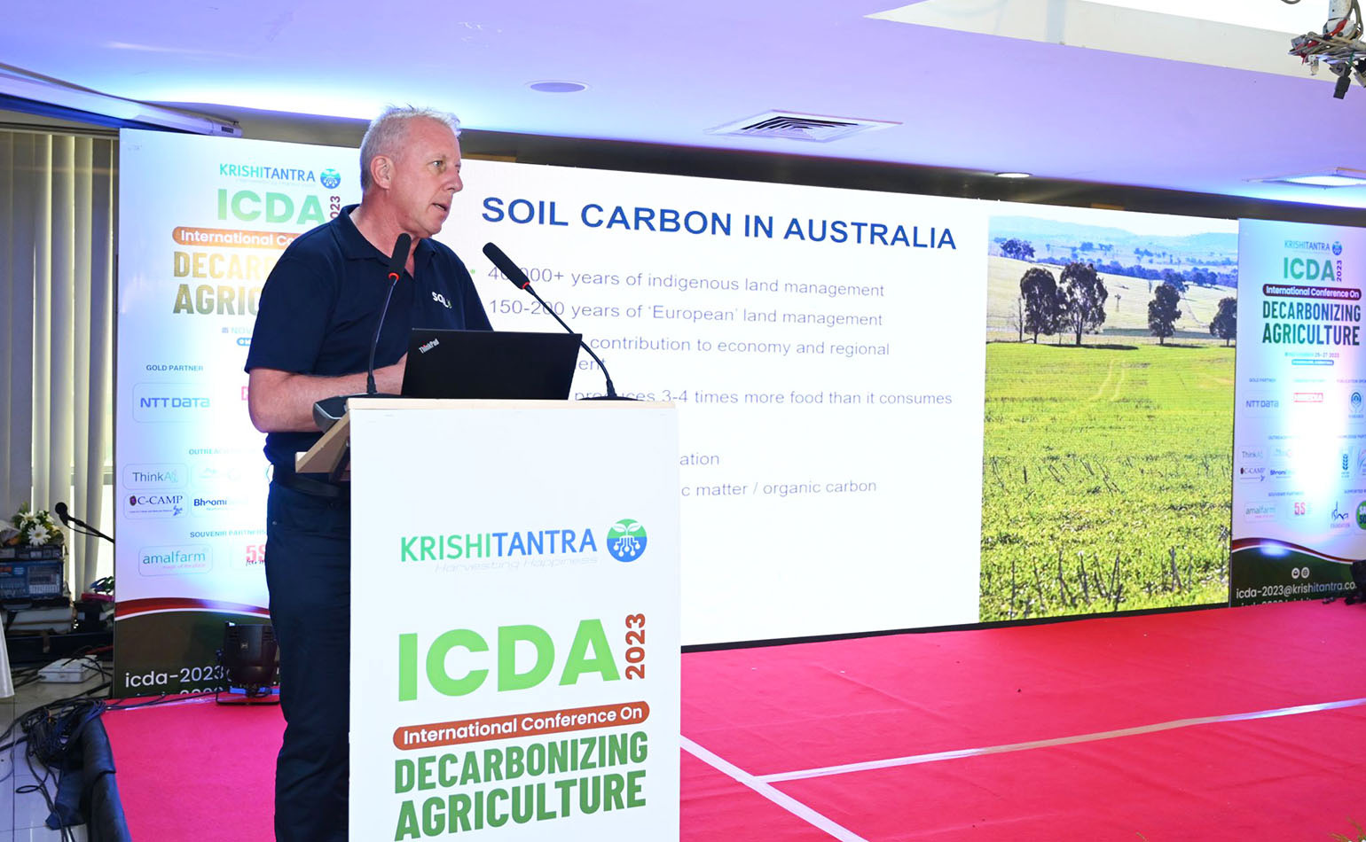 Dr Michael Crawford presents at the ICDA conference in India.